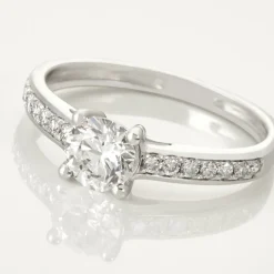 Bague Solitaire Accompagné Aramis Or Blanc Diamant Synthétique