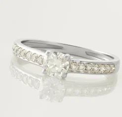 Bague Solitaire Accompagné Aramis Or Blanc Diamant Synthétique