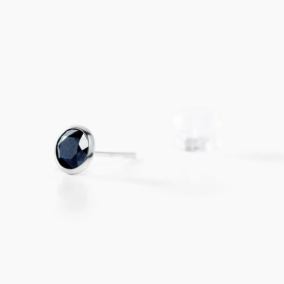 Boucles D'oreilles Puces Edy Serti Clos Or Blanc Saphir